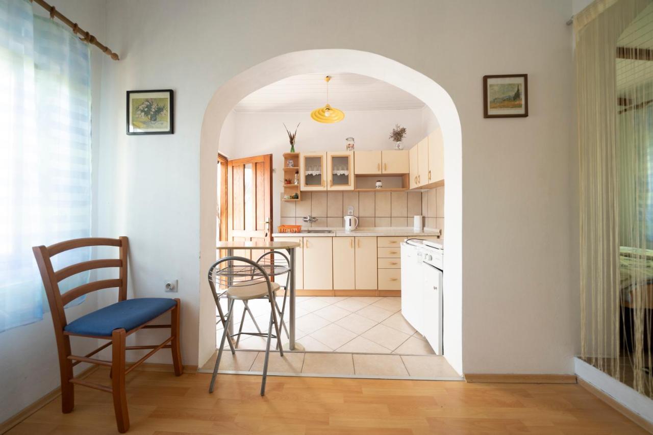 Studio Apartman Ema 2 Gornji Karin Exterior foto