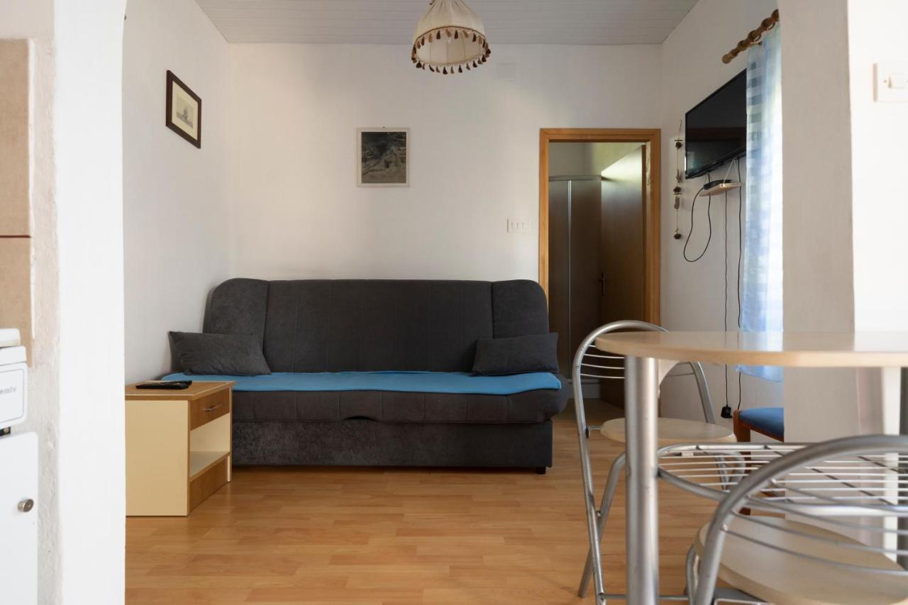 Studio Apartman Ema 2 Gornji Karin Exterior foto
